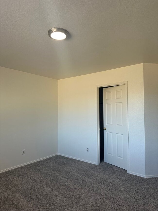 Building Photo - Riverbank Home Available NOW!!