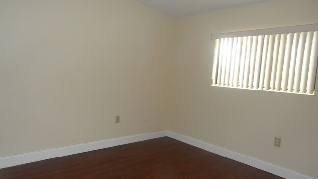 Building Photo - 2-Bed, 2-Bath Apartment with Balcony!