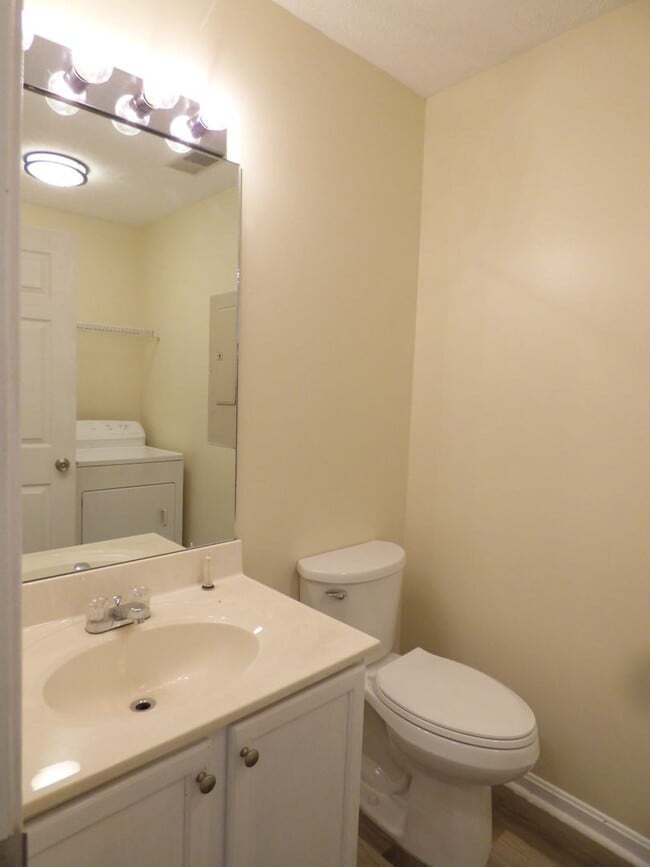 Building Photo - Beautiful Townhouse! All Electric, Washer/...