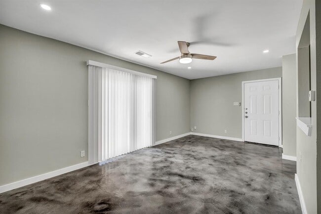 Building Photo - 2808 Skyway Cir