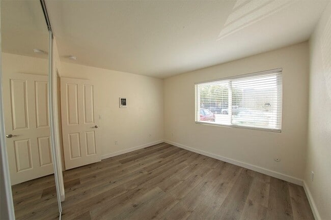 Building Photo - 2BR/1BA Clairemont Condo Freshly Painted, New Vinyl Plank Flooring Throughout Patio, 1 Parking Space