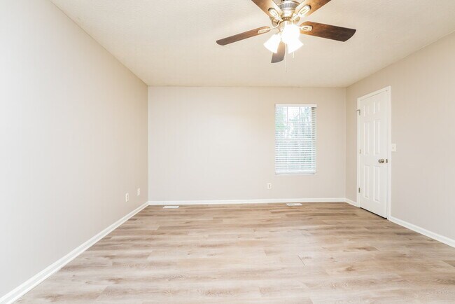 Building Photo - 2032 Lown Farm Ln