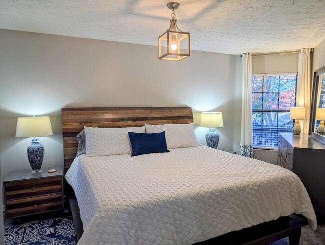 Building Photo - 842 Alpine Dr