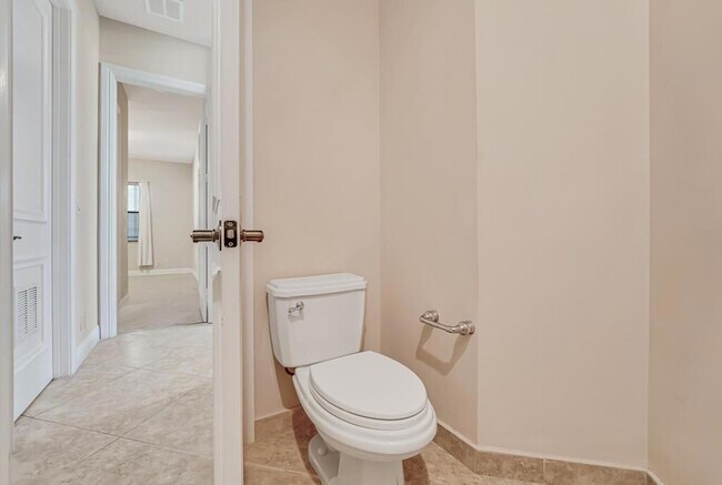 Building Photo - 10513 Versailles Blvd