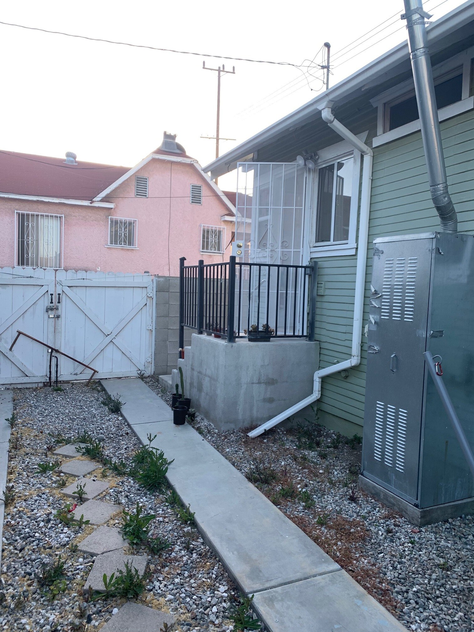 Building Photo - 909 W 1st St