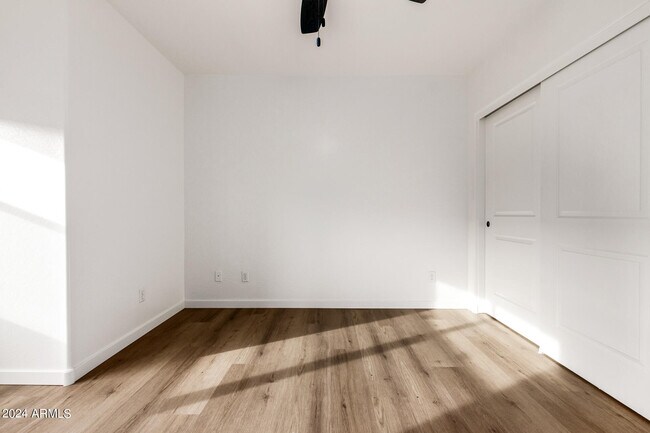 Building Photo - 330 S Farmer Ave
