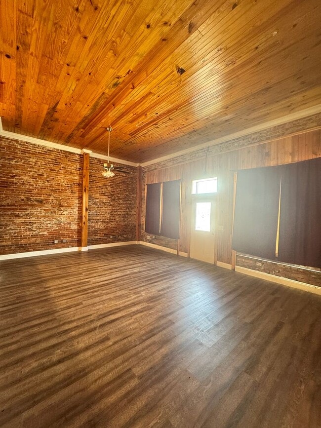Building Photo - 33 W Oak St