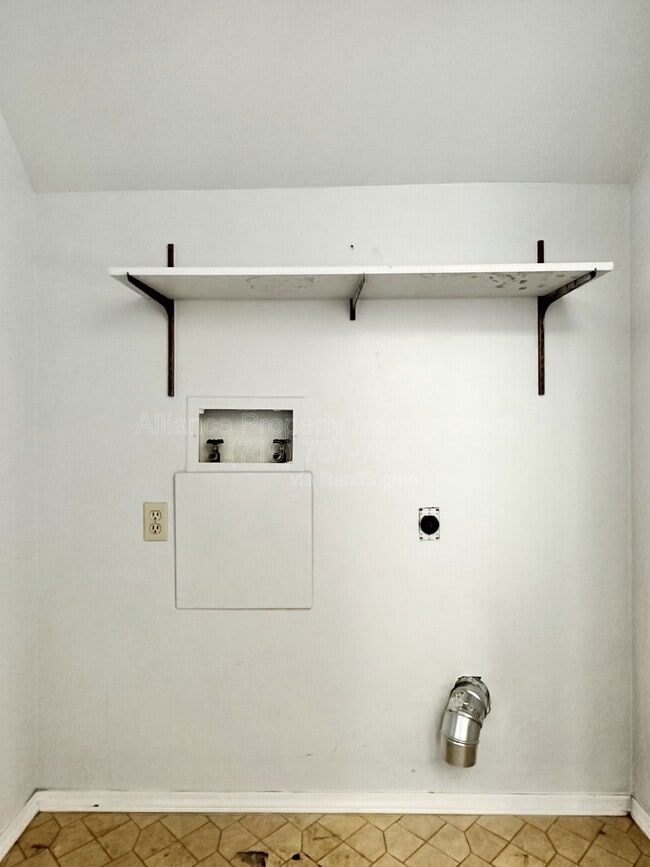 Building Photo - 3465 Kirkwood Dr