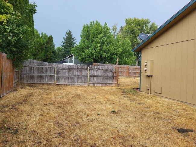 Building Photo - Hillview Duplex