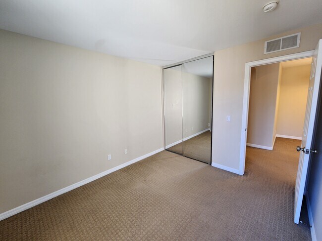 Building Photo - 5252 Balboa Arms Dr