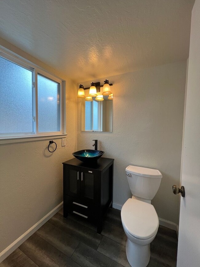 Building Photo - Short walk to the Beach / Available Now / Pets Welcome