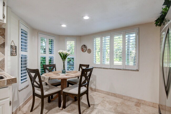 Building Photo - 20 Via Lago