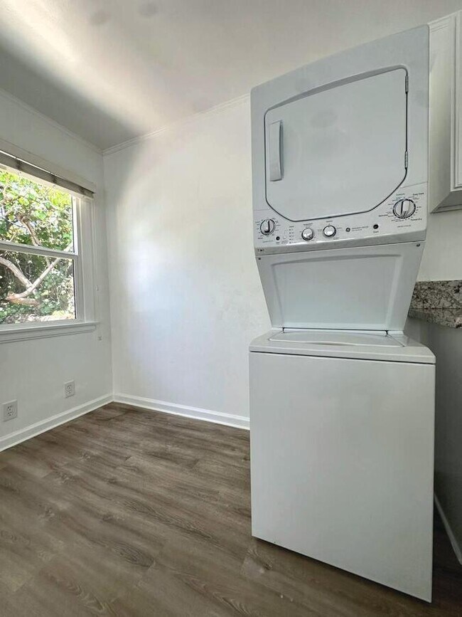 Building Photo - 1556 S Beverly Glen Blvd