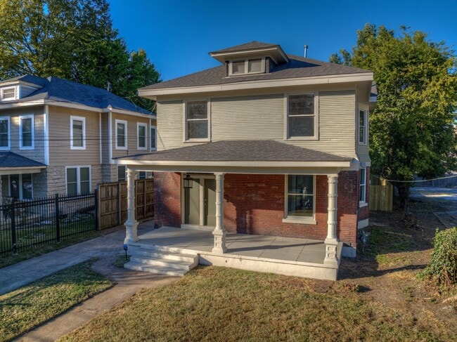 Building Photo - Crosstown home - rent reduced plus 1/2 off...