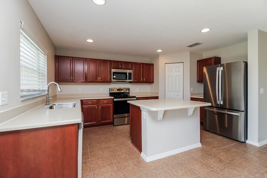 Building Photo - 1729 Strathmore Cir