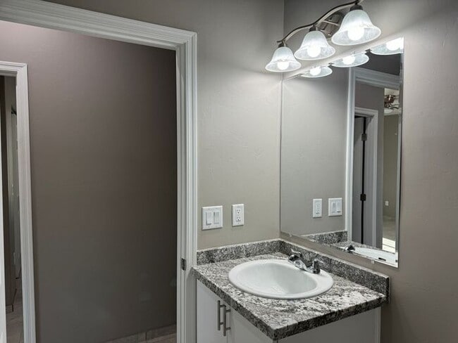 Building Photo - Beautiful Modern 3Bdm 2Ba Home, Easy Access to I-10, Must See!