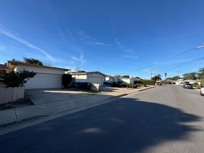 Building Photo - Charming Seaside Home on Quiet Cul-de-Sac