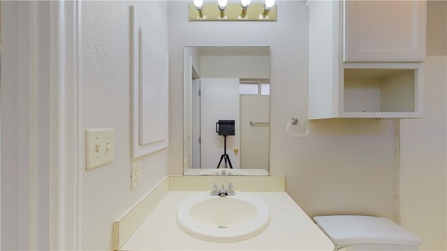 Building Photo - 1511 Hollow Hill Dr