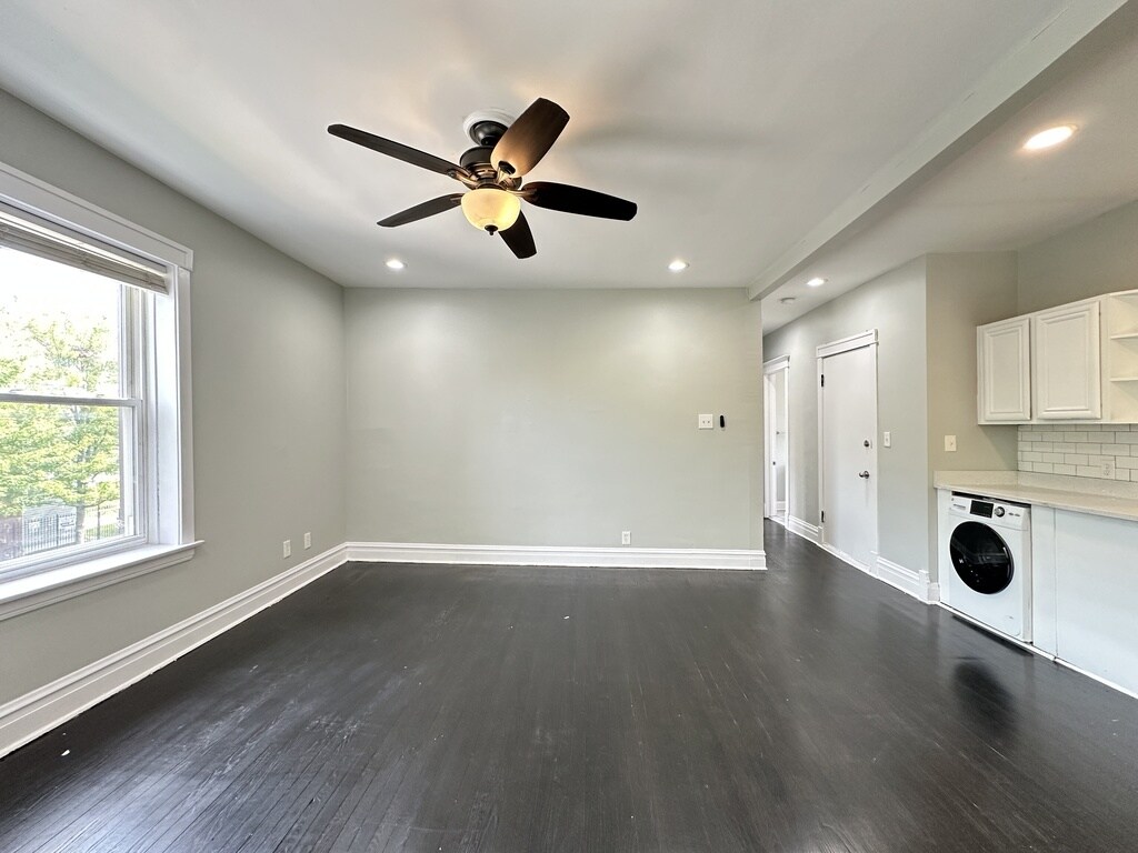 Building Photo - 4301 W Wrightwood Ave