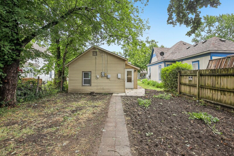 Building Photo - 726 S Oak St