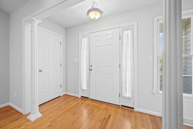 Building Photo - Main Level 2 Bedroom