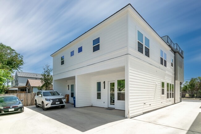 Building Photo - 719 Eleanor Ave