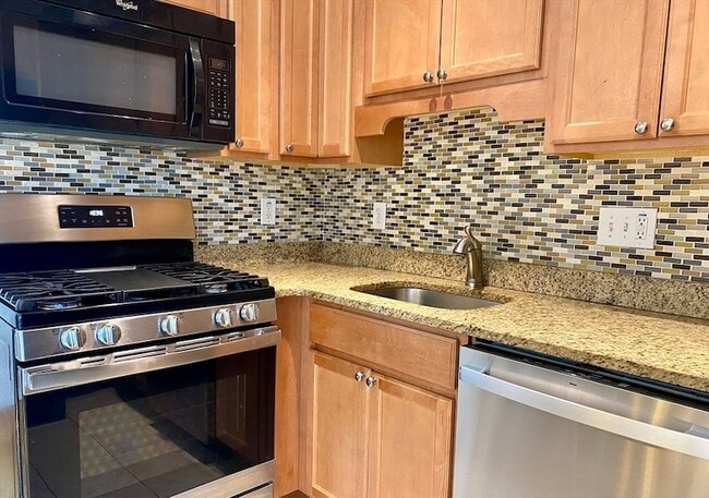 Building Photo - 30 Maple Ave