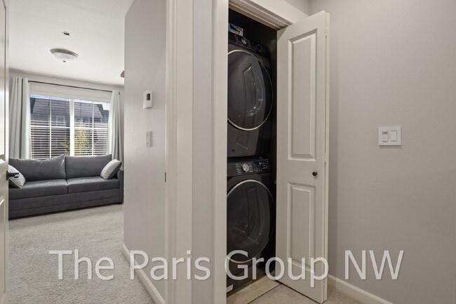 Building Photo - Stylish Model Hm in Issaquah Highlands * Park-Facing, EV Charger, Designer Upgrades & Very Walkable!