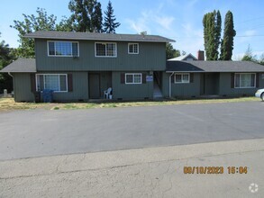 Building Photo - Spacious Triplex with washer/dryer