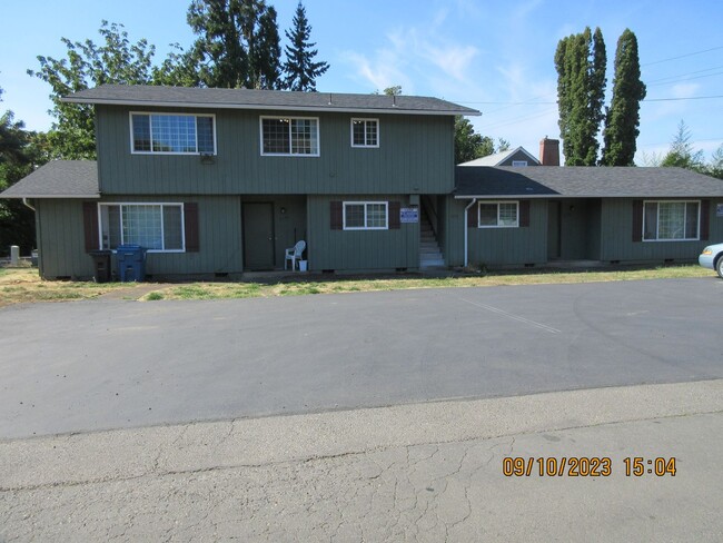 Primary Photo - Spacious Triplex with washer/dryer