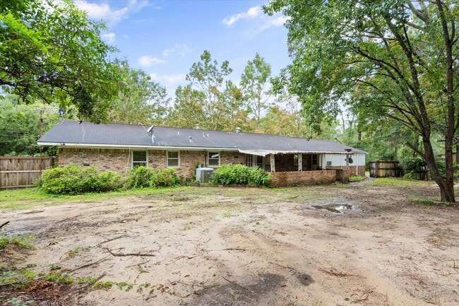 Building Photo - GREAT LOCATION AND MOVE IN READY