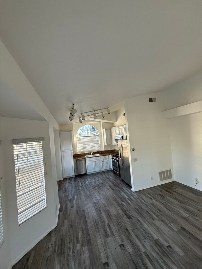 Building Photo - **Charming 1bed 1bath Condo located in the desirable Canyon Villa Community**