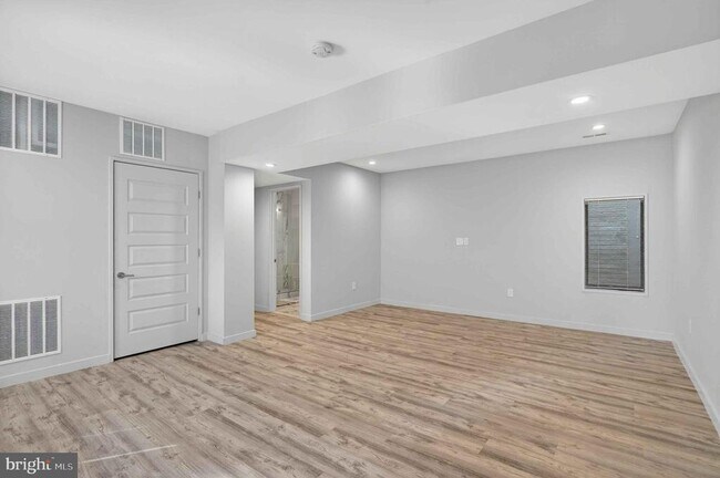 Building Photo - 911 S Oak St