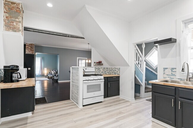 Kitchen is adjacent to the great room - 1110 W Grand Ave