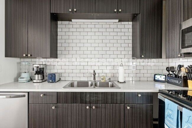 Building Photo - 201 Nassau St