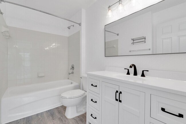 Building Photo - Stunning Designer Condo Remodeled to Perfe...