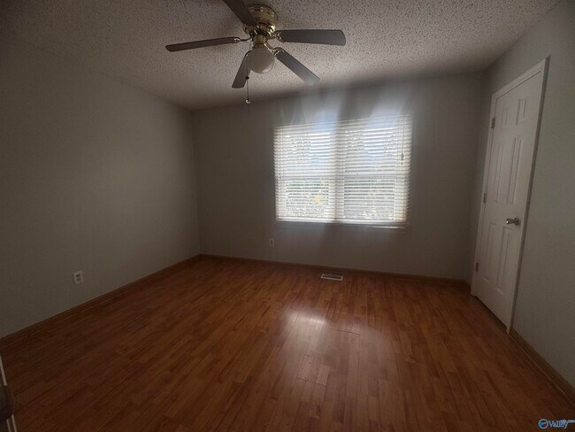 Building Photo - 210 Marinawoods Dr SE