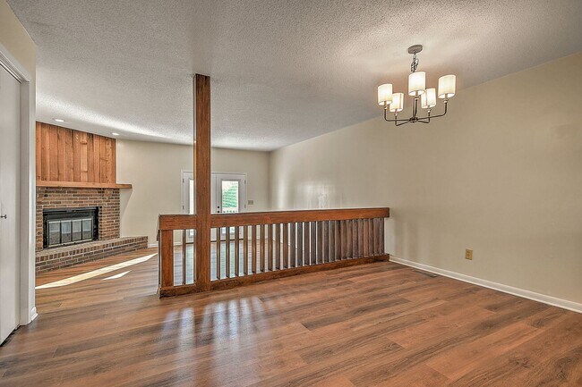 Building Photo - 501 Manor Dr