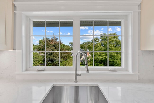 Building Photo - 389 Spring Unit# C