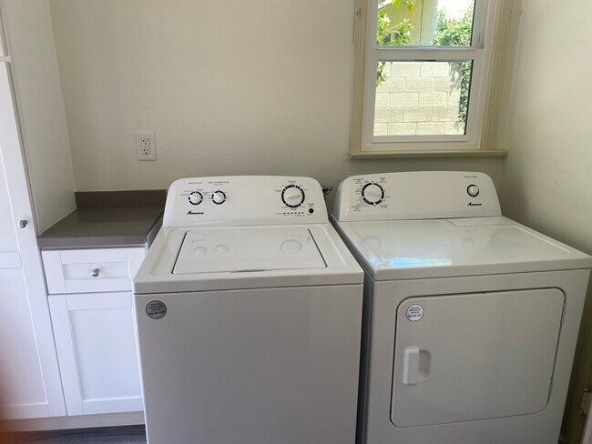 Building Photo - 1523 N Grand Oaks Ave