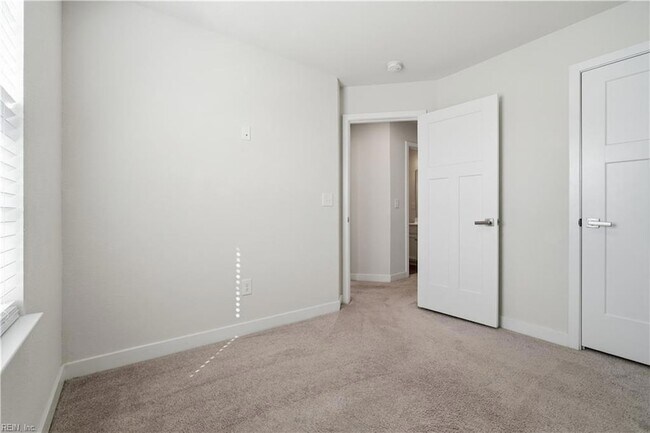 Building Photo - 266 Foxglove Dr