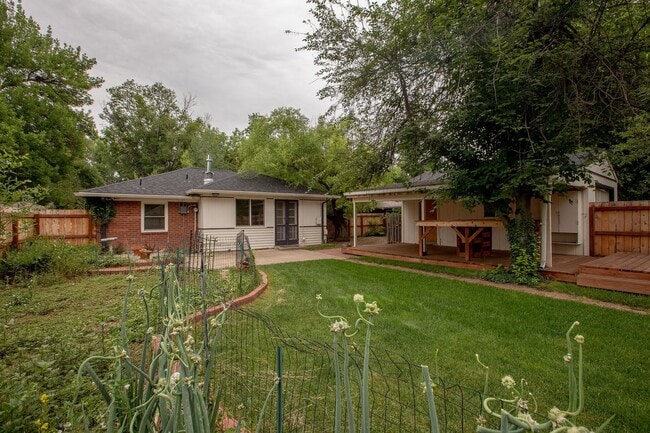 Building Photo - Charming 3 bedroom/2 bathroom Single Family Home!