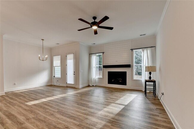 Building Photo - 1329 Davis St