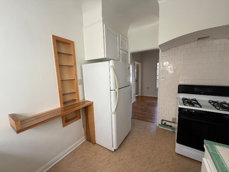 Building Photo - 1062 Masselin Ave