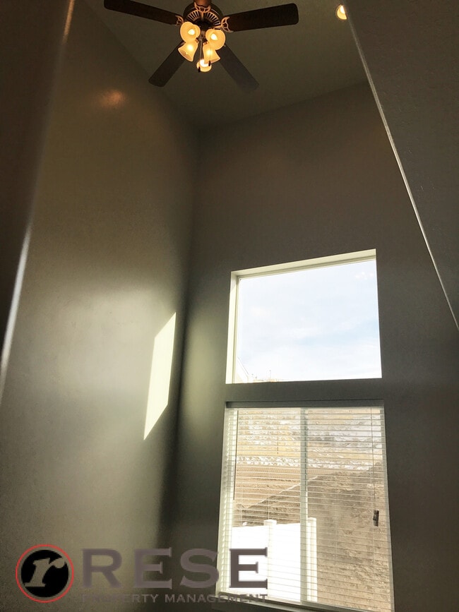 Building Photo - Beautiful Edge Townhome in Bluffdale