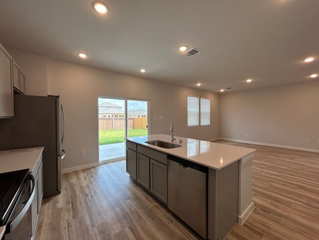 Building Photo - Walking Distance to Long Creek High School / Fridge, Washer & Dryer Included / Fenced in Yard / N...