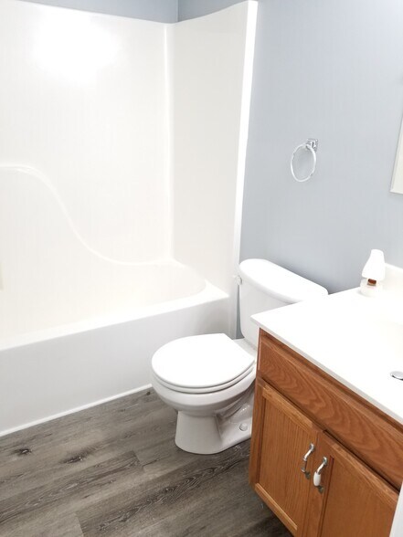 2nd bathroom - 343 Beaverview Dr