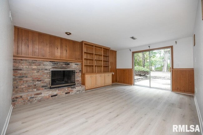 Building Photo - 9019 N Locust Ln