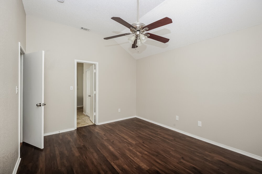 Building Photo - 208 Vines Dr