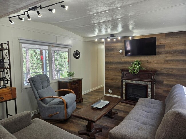 Building Photo - Great Two Bedroom Close To Midtown